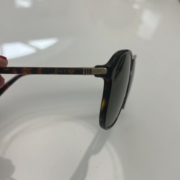 Gucci pilot sunglasses in great condition with velvet blue case - Picture 3 of 4